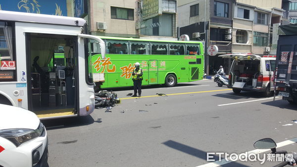 ▲台南市北區公園路10日上午發生大型重機車撞擊公車交通事故，22歲大型重機車張姓女騎士，四肢輕微擦挫傷，自行就醫無大礙。（圖／記者林悅翻攝，下同）