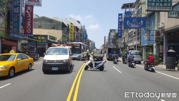 ▲台南市北區公園路10日上午發生大型重機車撞擊公車交通事故，22歲大型重機車張姓女騎士，四肢輕微擦挫傷，自行就醫無大礙。（圖／記者林悅翻攝，下同）