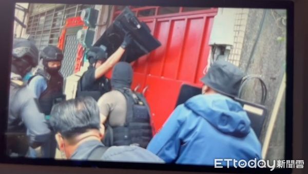 ▲新店警匪駁火，警方攻堅畫面曝光。（圖／記者張君豪翻攝，下同）