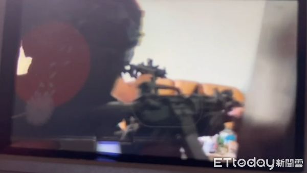 ▲新店警匪駁火，警方攻堅畫面曝光。（圖／記者張君豪翻攝，下同）