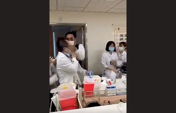 ▲內湖三總神經科主治醫師顏尚易遭病患揮拳攻擊，怒告施暴者傷害、違反醫療法。（圖／翻攝臉書）
