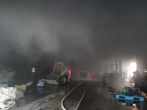 ▲彰化福興鄉1間鐵皮食品工廠發生大火。（圖／消防提供）