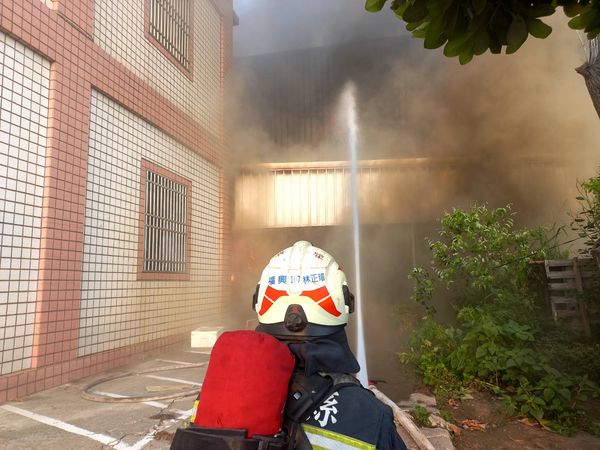 ▲彰化福興鄉1間鐵皮食品工廠發生大火。（圖／消防提供）