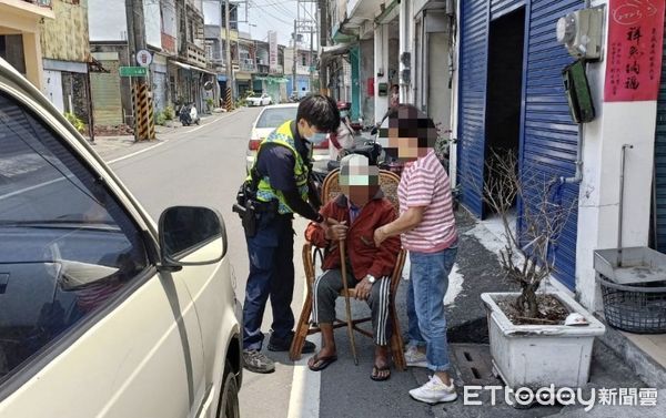 ▲枋寮警分局建興派所副所長林柏明、警員許哲瑋熱心助阿北返家            。（圖／記者陳崑福翻攝）