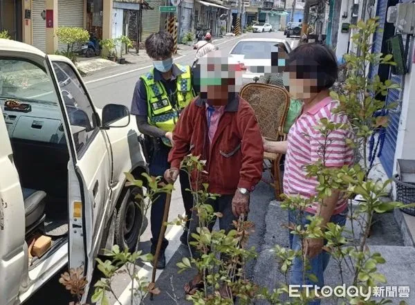 ▲枋寮警分局建興派所副所長林柏明、警員許哲瑋熱心助阿北返家            。（圖／記者陳崑福翻攝）