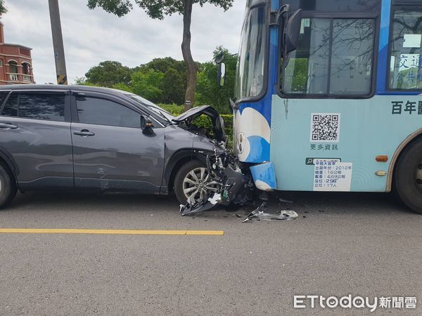 ▲▼金門休旅車逆撞對撞公車。（圖／記者林名揚翻攝）