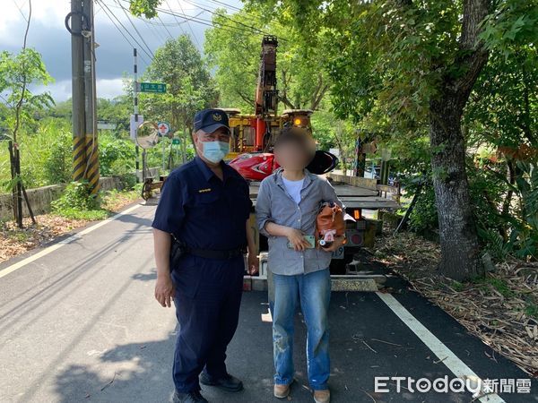 ▲女騎士失控人車跌落邊坡卡在雜樹林，所幸並未受傷。（圖／鳳林警分局提供，下同）