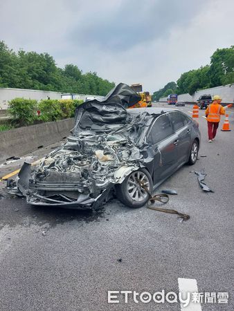 ▲▼國１苗栗路段追撞緩撞車，演變成火燒車。（圖／記者蔡文淵翻攝）