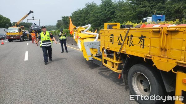 ▲▼國１苗栗路段追撞緩撞車，演變成火燒車。（圖／記者蔡文淵翻攝）