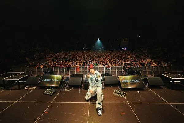 ▲▼婁峻碩赴香港開唱，喜收女粉丟上來的內衣。（圖／KKLIVE提供）