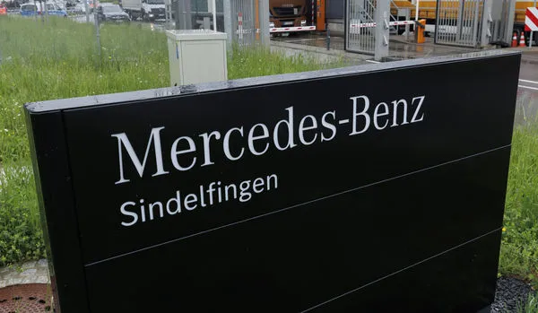 ▲▼賓士（Mercedes Benz）位於德國西南部辛德爾芬根（Sindelfingen）的56號工廠爆槍擊。（圖／達志影像／美聯社）