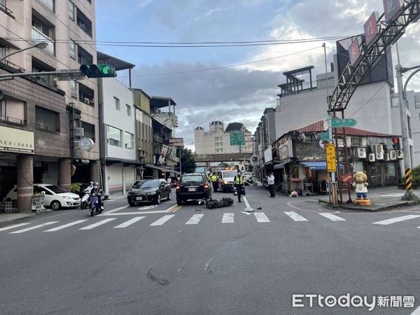 ▲▼宜蘭休旅車撞機車，女騎士撞飛落地滑行3公尺。（圖／記者游芳男翻攝，下同）