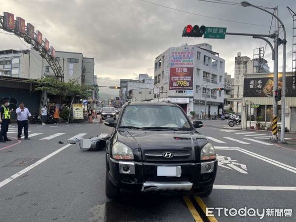 ▲▼宜蘭休旅車撞機車，女騎士撞飛落地滑行3公尺。（圖／記者游芳男翻攝，下同）