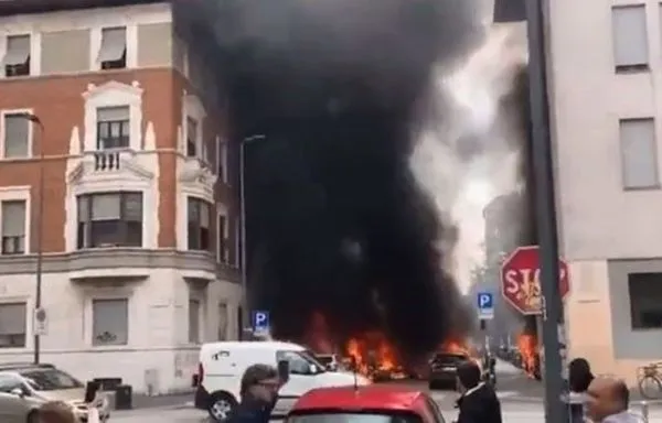 ▲▼義大利米蘭傳驚人汽車爆炸！多車起火 恐為汽車炸彈攻擊。（圖／翻攝自推特）
