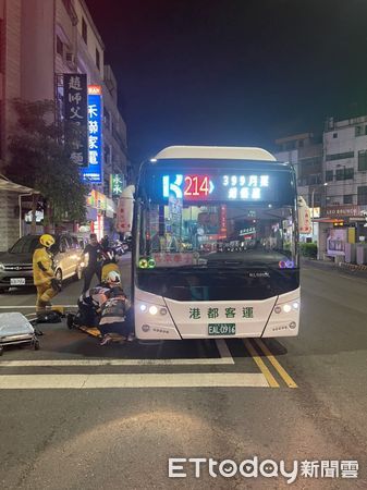 ▲高雄前鎮區發生腳踏車與公車擦撞事故。（圖／民眾提供）