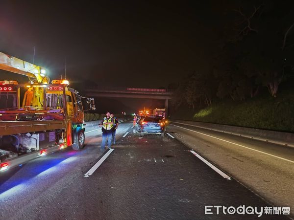 ▲國一108K深夜事故　特斯拉遭後方追擊…3車黏成一串。（圖／記者陳凱力翻攝）