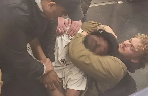 ▲▼紐約市地鐵上，24歲前海軍陸戰隊成員佩尼（Daniel Penny）制伏喧鬧乘客尼利（Jordan Neely），卻把對方鎖喉勒斃。（圖／路透）