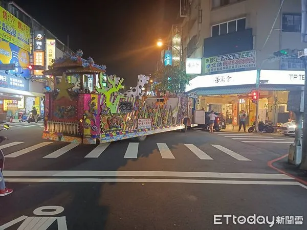 ▲▼台中市樂成宮媽祖遶境時，1輛花車突然熄火「顧路」，直到2個半小時後才暢通。（圖／民眾提供，下同）