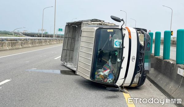 ▲吳姓女子今天中午駕車行經台61線高架道路大園段，突然失控自撞護欄翻覆。（圖／記者沈繼昌翻攝）