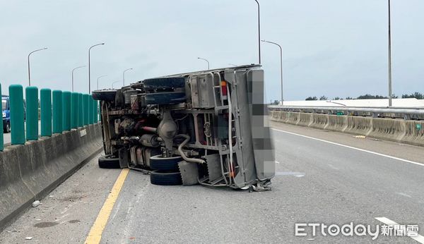 ▲吳姓女子今天中午駕車行經台61線高架道路大園段，疑似恍神自撞護欄翻覆。（圖／記者沈繼昌翻攝）