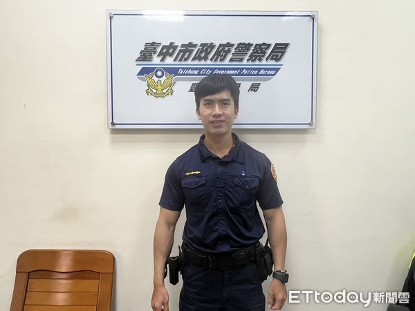 ▲▼豐原警方辦理農會防搶演練，其中1名員警身材健美，以大外割順利制伏搶匪。（圖／豐原警方提供，下同）