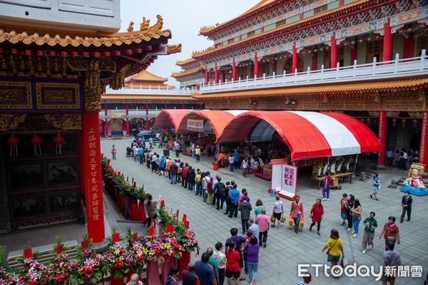 ▲正統鹿耳門聖母廟在媽祖壽誕，12日上午於媽祖殿舉行「壽誕祀宴」，由正統鹿耳門聖母廟王增榮主任委員擔任主祭，儀式遵循古禮、隆重典雅。（圖／記者林悅翻攝，下同）