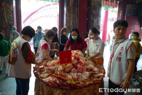 ▲正統鹿耳門聖母廟在媽祖壽誕，12日上午於媽祖殿舉行「壽誕祀宴」，由正統鹿耳門聖母廟王增榮主任委員擔任主祭，儀式遵循古禮、隆重典雅。（圖／記者林悅翻攝，下同）