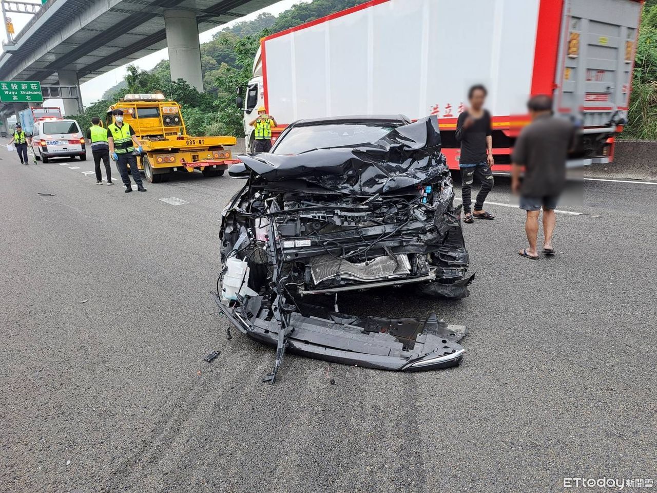 啟動ACC又撞了！黑色油電車國1猛撞緩撞車　車頭全爛畫面曝 | ETtoday社會新聞 | ETtoday新聞雲