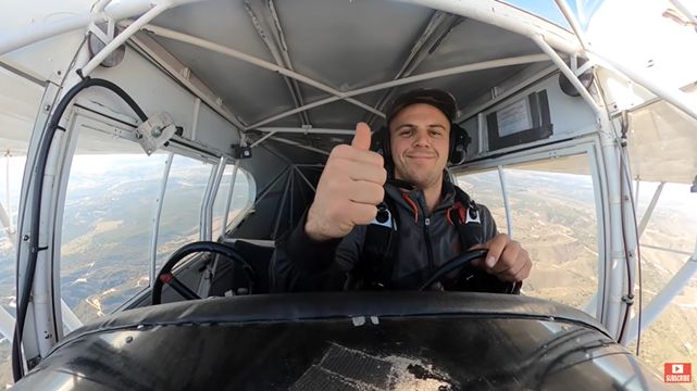 ▲▼美國29歲YouTuber雅各（Trevor Jacob）形容自己是經驗豐富的機長及跳傘玩家，  。（圖／翻攝自YouTube／TrevorJacob）
