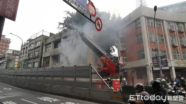 ▲▼臺北市民權西路台北橋旁，一棟民宅起火。（圖／記者黃彥傑攝）