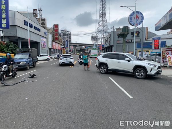 ▲▼            新北市蘆洲區中山一路今(12)日下午2時許發生車禍 。（圖／記者戴上容翻攝）