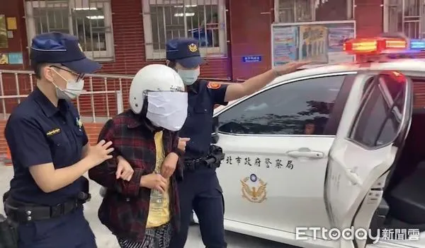 ▲▼80歲老母親手殺害重病兒，由警方解送松山分局偵查隊。（圖／記者邱中岳翻攝）