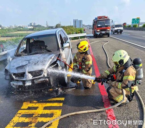 ▲國1台南麻豆北上302.5公里，12日下午3時50分許傳火燒車事件，消防人員迅速滅火，惟該車駕駛人自行逃生後，卻逃離現場不見蹤影。（圖／民眾提供，下同）