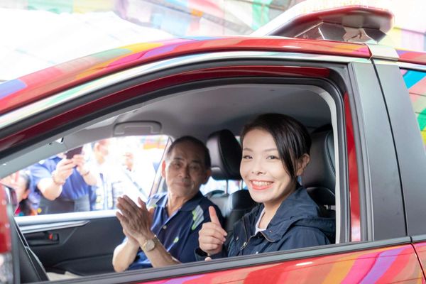 ▲高虹安與主委鳴笛啟用消防警備車。（圖／新竹市政府提供）