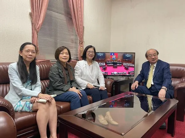 ▲▼《海洋污染防治法》三讀通過，民進黨立法院黨團總召柯建銘、海洋委員會主委管碧玲（左一）、行政院秘書長何佩珊副（左二）海洋委員會海洋保育署長黃向文（左三）。（圖／翻攝自Facebook／柯建銘）