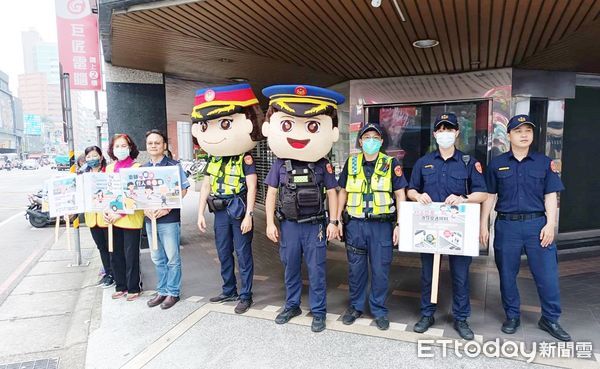 ▲桃園警分局今天在各大路口實施「路口不停讓行人」執法專案交通安全宣導。（圖／記者沈繼昌翻攝）