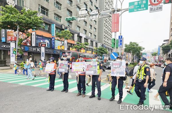 ▲桃園市蘆竹警分局今天在路口實施「路口不停讓行人」執法專案交通安全宣導。（圖／記者沈繼昌翻攝）