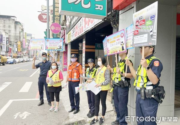 ▲桃園市八德警分局今天在路口實施「路口不停讓行人」執法專案交通安全宣導。（圖／記者沈繼昌翻攝）