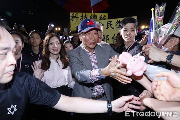 ▲▼郭台銘【為台為民全民造勢】板橋場 郭台銘離場。（圖／記者湯興漢攝）