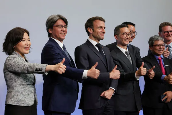 ▲▼馬克宏（Emmanuel Macron，左三）、輝能科技執行長楊思枏（左二）。（圖／路透社）