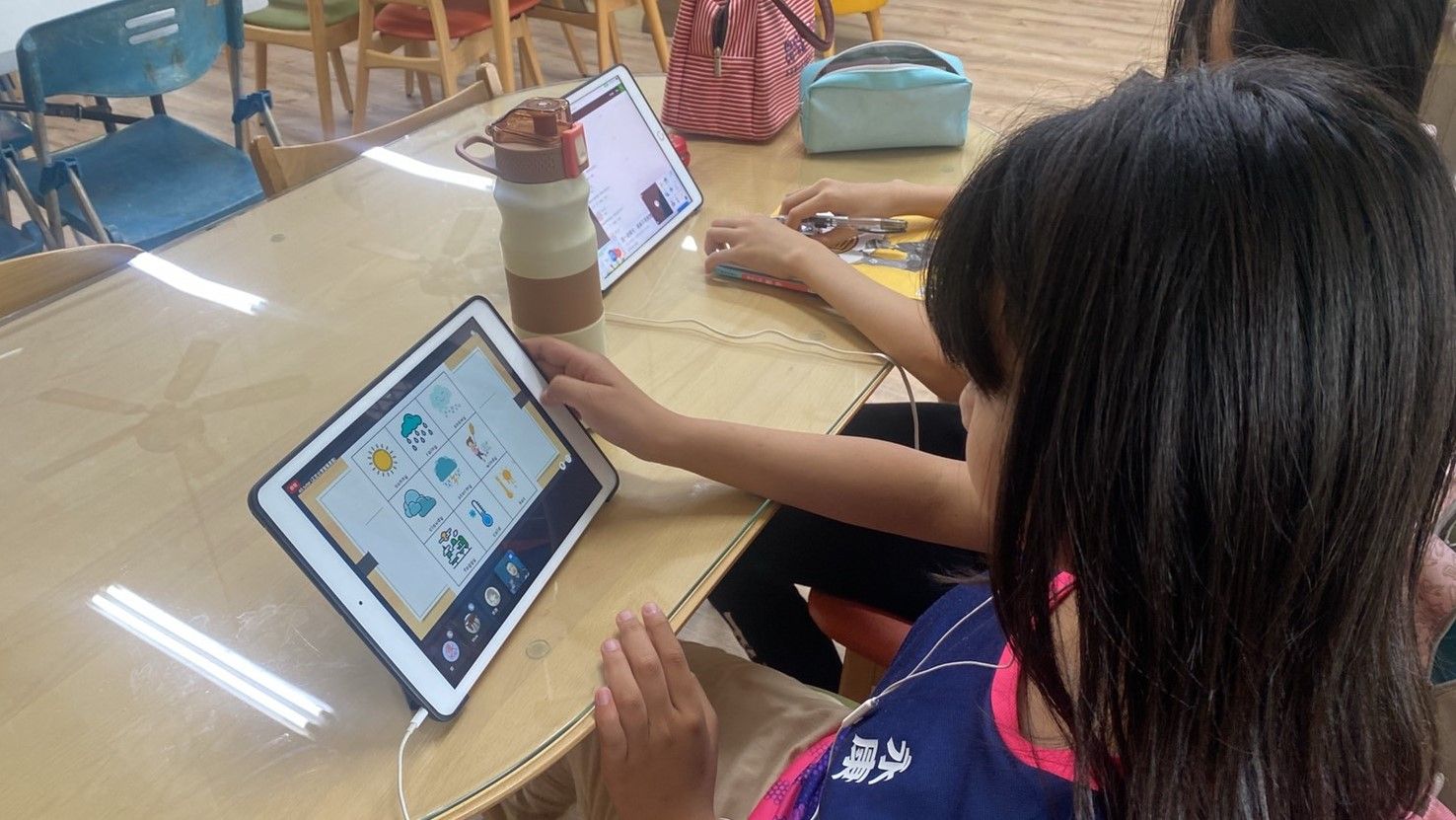 ▲▼透過教育部計畫，大學學伴以線上遠距方式陪同小學生學習英文。（圖／教育部提供）