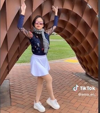 ▲▼亞洲父母拍照姿勢（圖／翻攝自TikTok／Anna En）