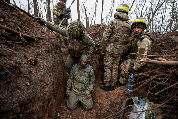 ▲▼烏軍5月11日在戰爭前線巴赫姆特（Bakhmut）附近進攻作戰結束後，在俄羅斯陣地發現俄軍迷彩帽，並給一名被俘的俄軍餵水。（圖／路透）