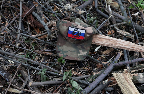 ▲▼烏軍5月11日在戰爭前線巴赫姆特（Bakhmut）附近進攻作戰結束後，在俄羅斯陣地發現俄軍迷彩帽，並給一名被俘的俄軍餵水。（圖／路透）