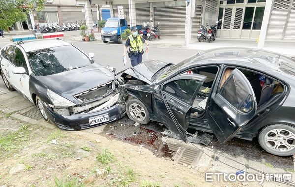 ▲桃園市蔡姓男子昨天下午搭載2名女子搬家，行經中壢區功學路時失控撞上路電桿，停放路旁警車被嚴重撞毀，員警到場處理。（圖／記者沈繼昌翻攝）