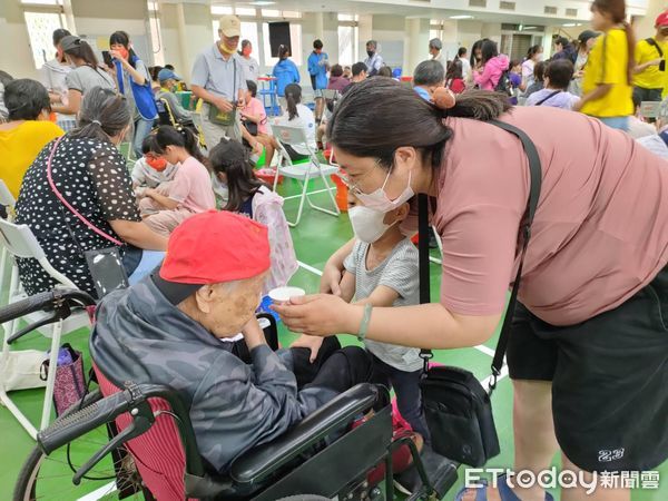 ▲台南市府城防癌抗癌健康協會，在安平國中禮堂辦理百善孝為先弘揚孝道三部曲「清淨手足報親恩」、「反哺奉茶養育恩」及「承歡膝下天倫樂」活動。（圖／記者林悅翻攝，下同）