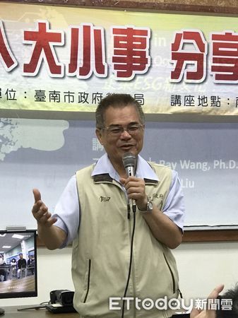 ▲台南市勞工局「職場ㄟ大小事，分享創造共好」系列講座，13日藉由王議霆經理及劉建邦經理分享企業面對ESG新文化。（圖／記者林悅翻攝，下同）