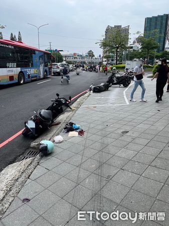 ▲▼駕駛辯稱剎車失靈闖紅燈，逆向連撞3輛機車、2輛汽車和1名行人。（圖／民眾提供，下同）