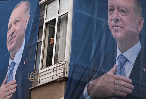 ▲▼土耳其總統艾爾段（Recep Tayyip Erdogan）的大型競選海報掛在伊斯坦堡一棟建築外牆。（圖／路透）