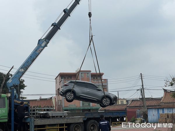 ▲▼金門婦人開車衝入2米深溝.....神奇卡溝坑。（圖／記者林名揚翻攝）